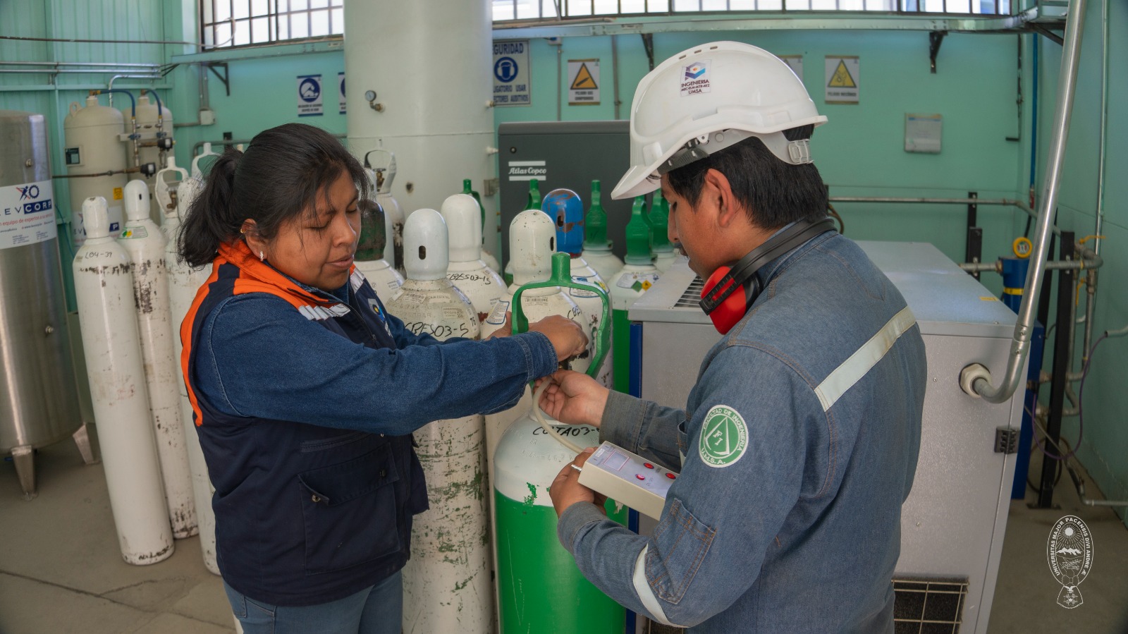 La UMSA entregó más de 300 botellones de oxígeno a 11 hospitales y centros de salud de La Paz y El Alto
